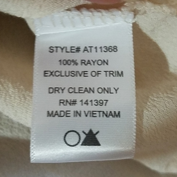 ❗SOLD❗ASTR THE LABEL Split Neck Cold Shoulder Blouse Sz Medium - Picture 7 of 8